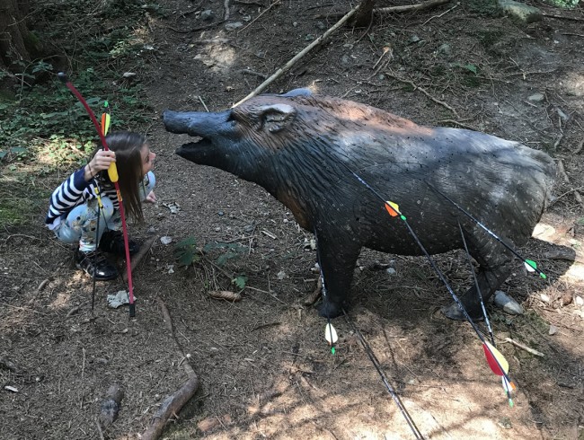 Kind mit 3D-Figur im Bogenpark Flachau